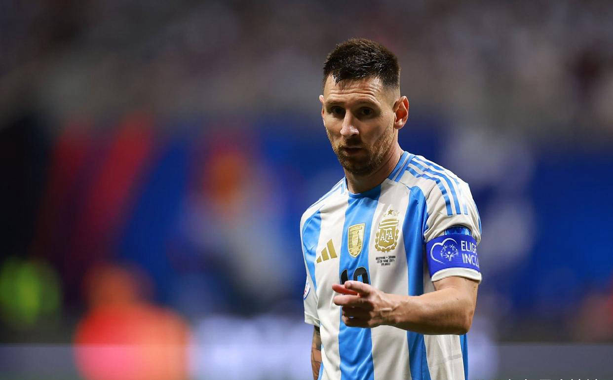 名帅博斯克赞美梅西：他无疑是历史之最！为其十几年扎根西甲感到欣喜！